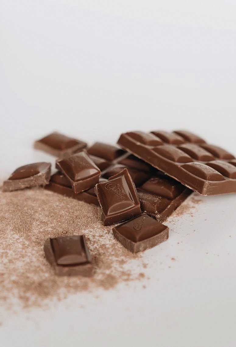 砕いた板チョコレートとココアパウダー（イメージ写真）